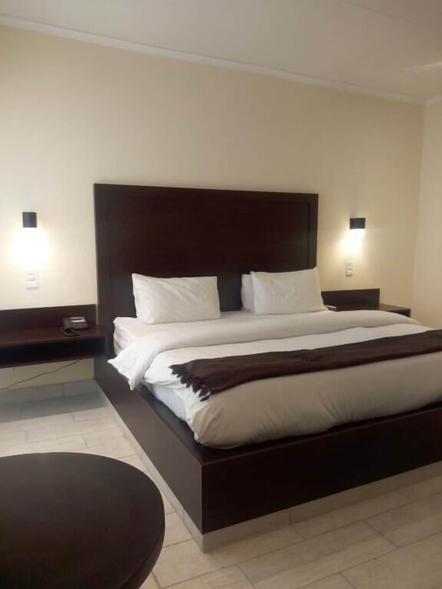 Villa Via Hotel Midrand Bagian luar foto