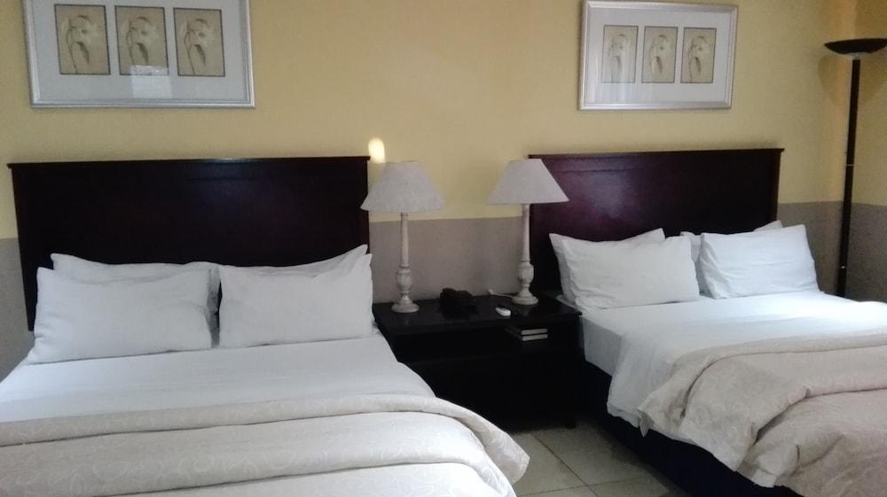 Villa Via Hotel Midrand Bagian luar foto