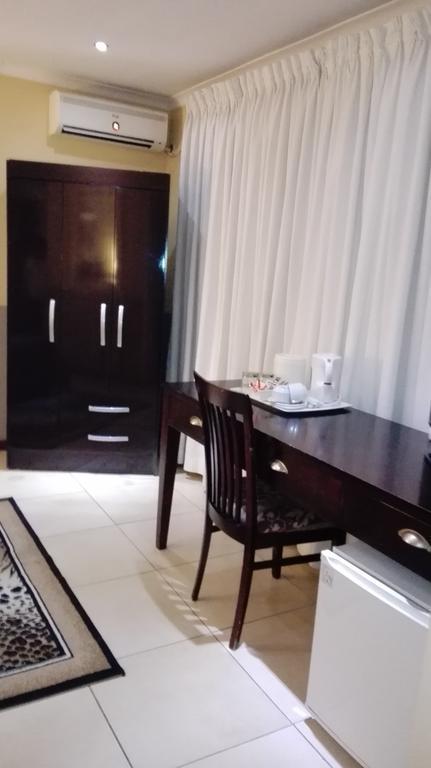 Villa Via Hotel Midrand Bagian luar foto