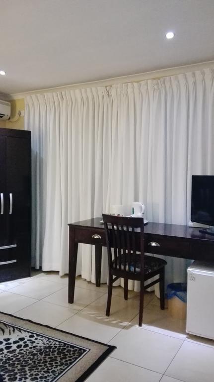 Villa Via Hotel Midrand Bagian luar foto