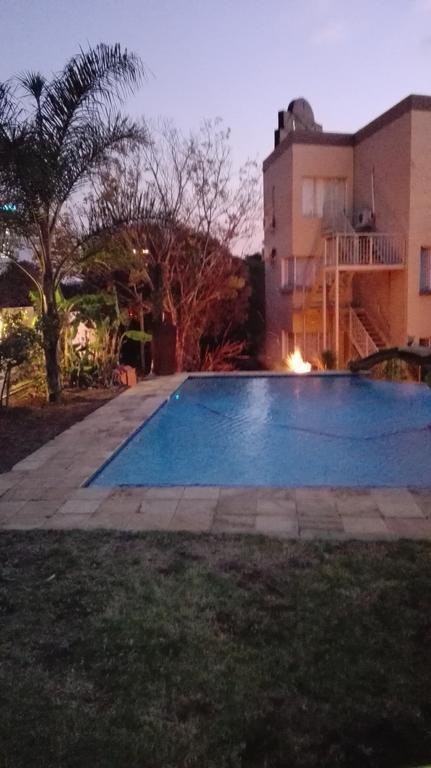 Villa Via Hotel Midrand Bagian luar foto