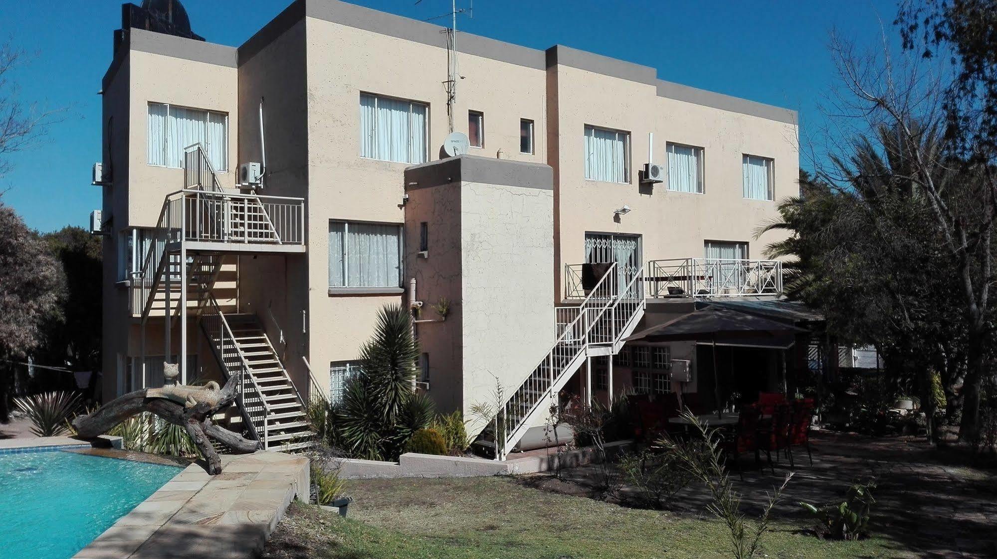 Villa Via Hotel Midrand Bagian luar foto