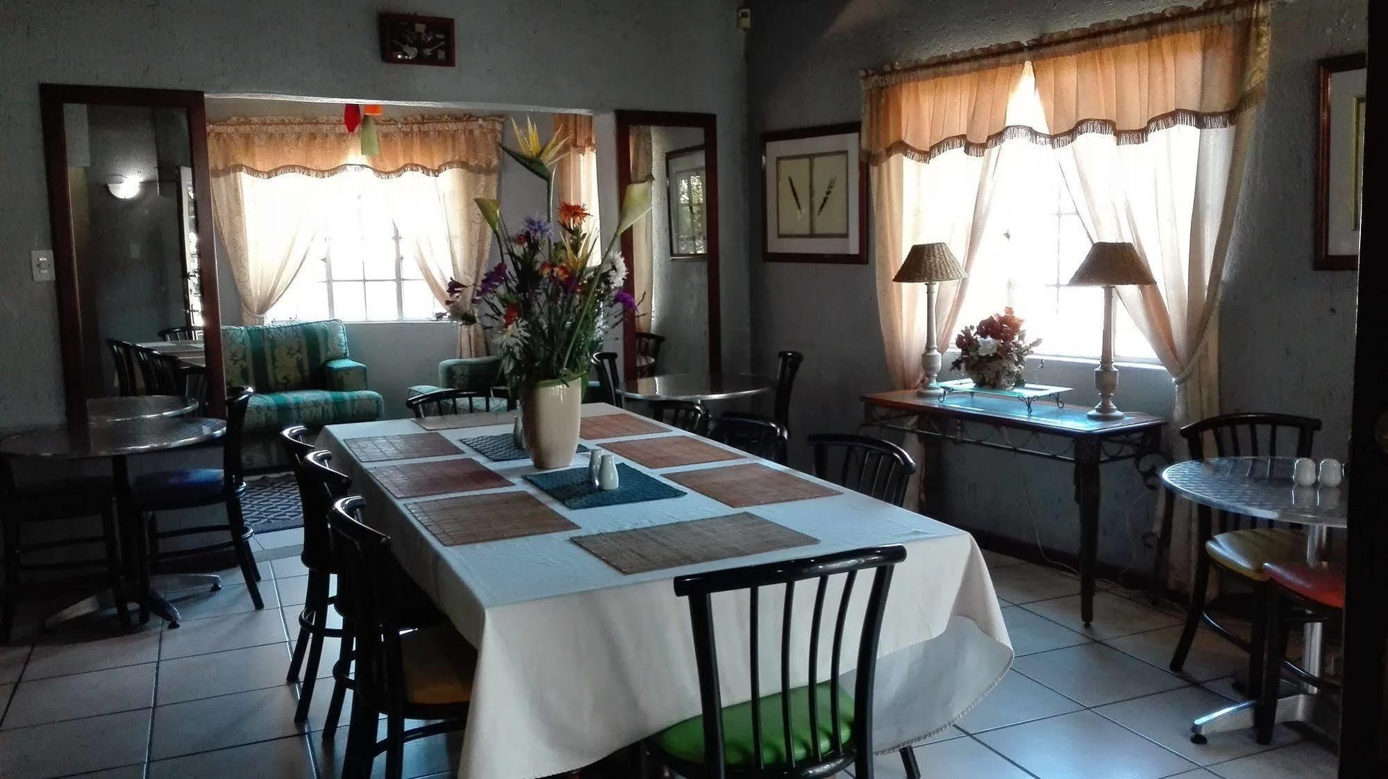 Villa Via Hotel Midrand Bagian luar foto