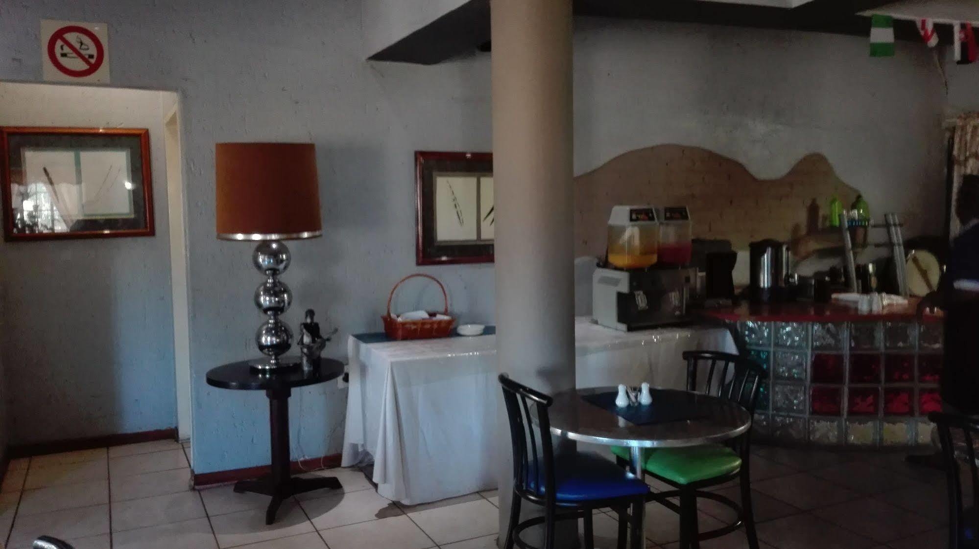 Villa Via Hotel Midrand Bagian luar foto