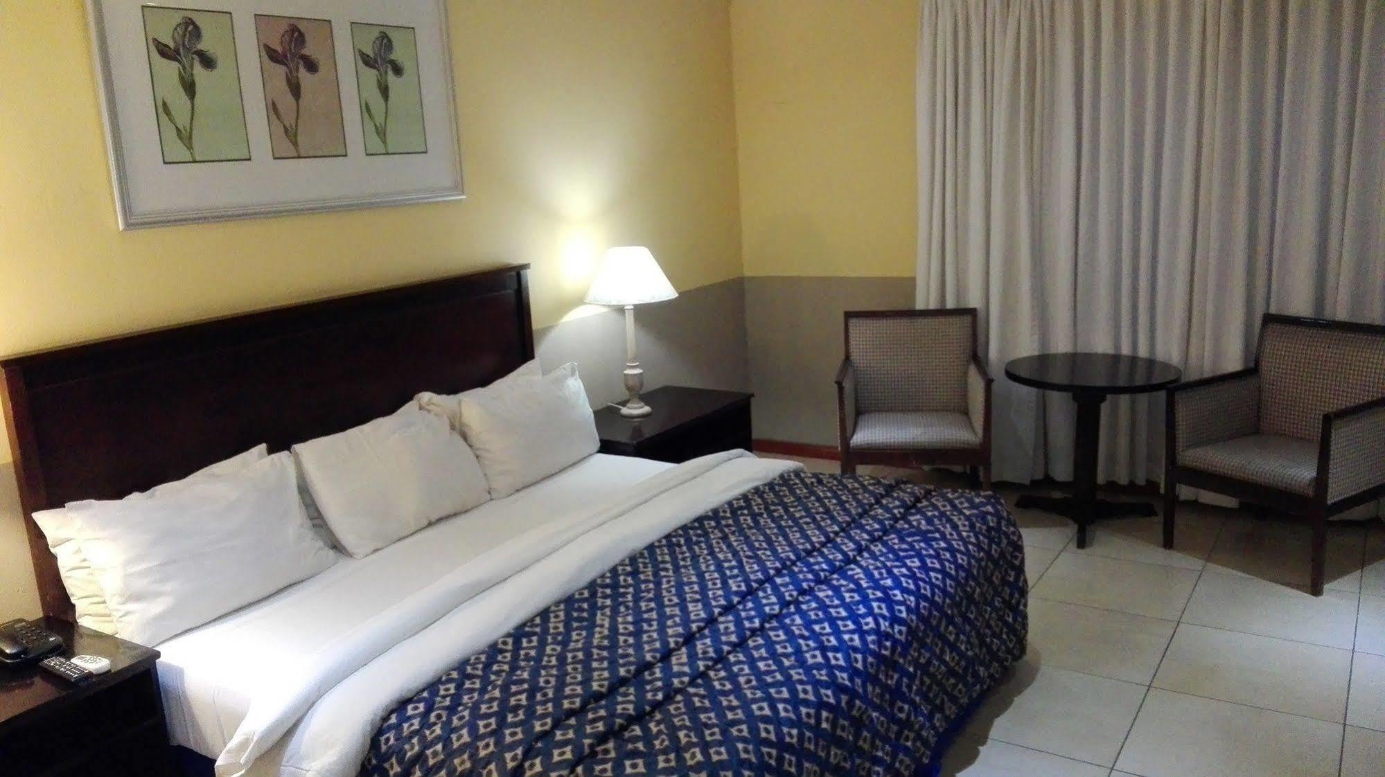 Villa Via Hotel Midrand Bagian luar foto