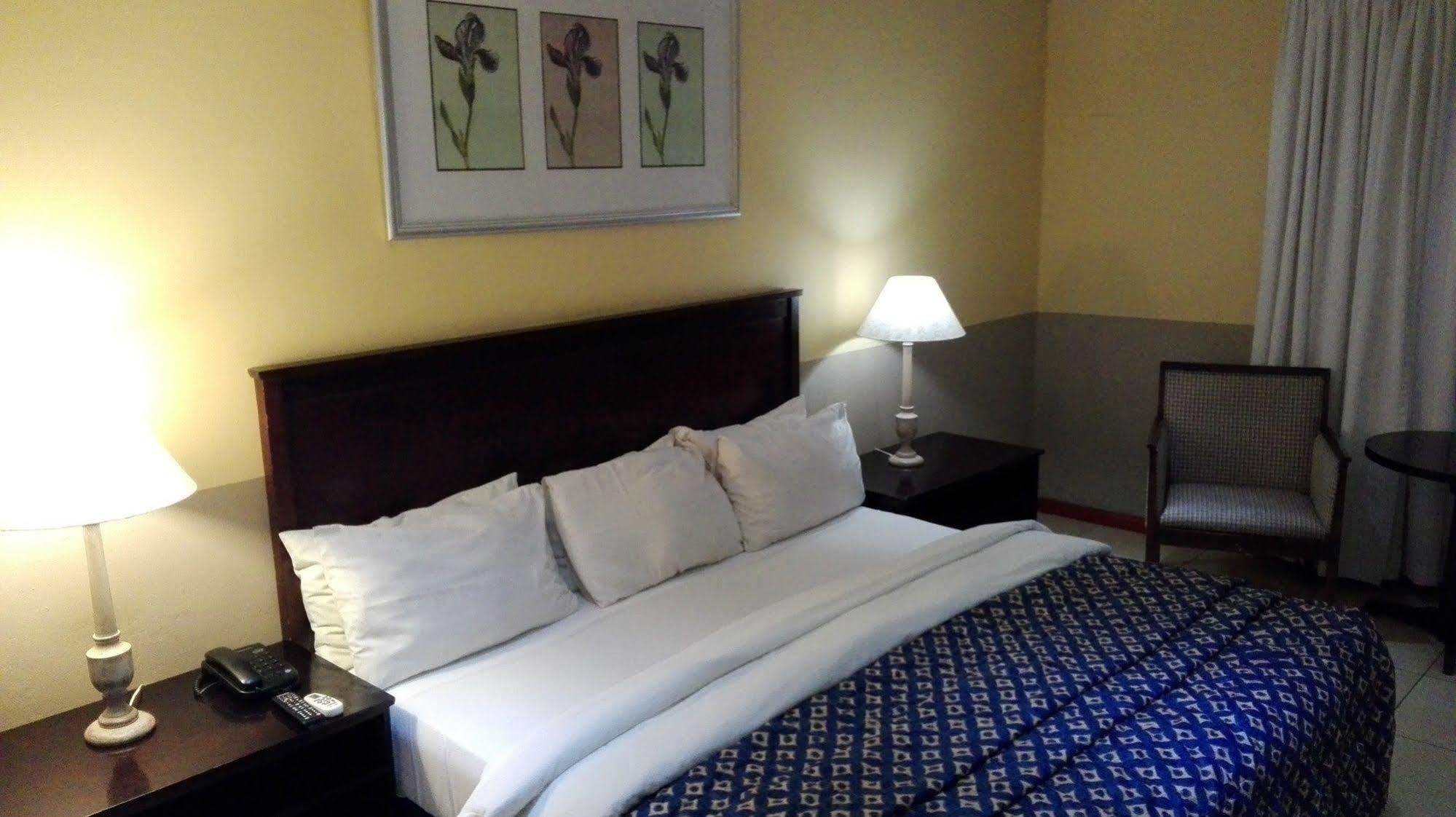 Villa Via Hotel Midrand Bagian luar foto