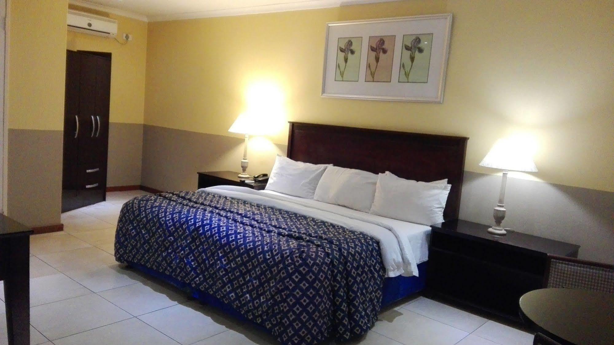 Villa Via Hotel Midrand Bagian luar foto