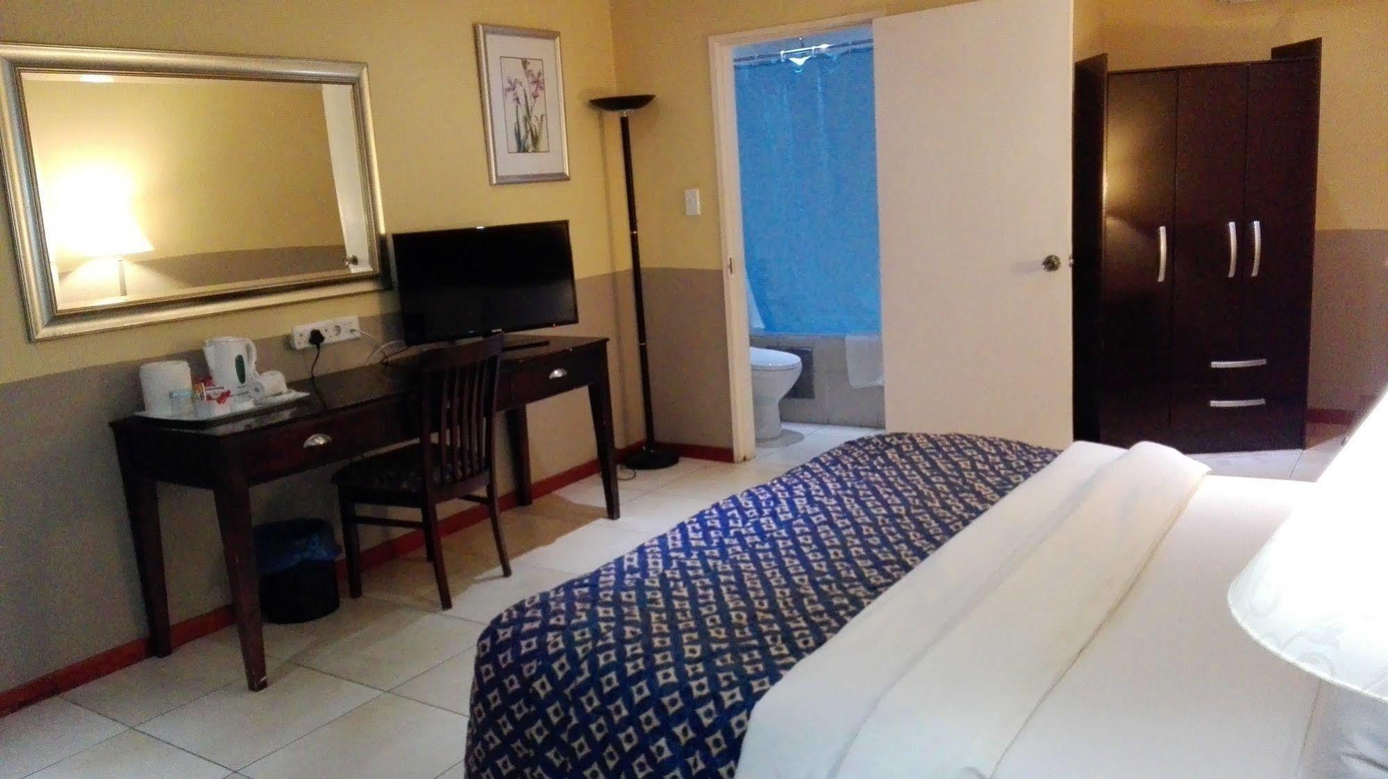 Villa Via Hotel Midrand Bagian luar foto
