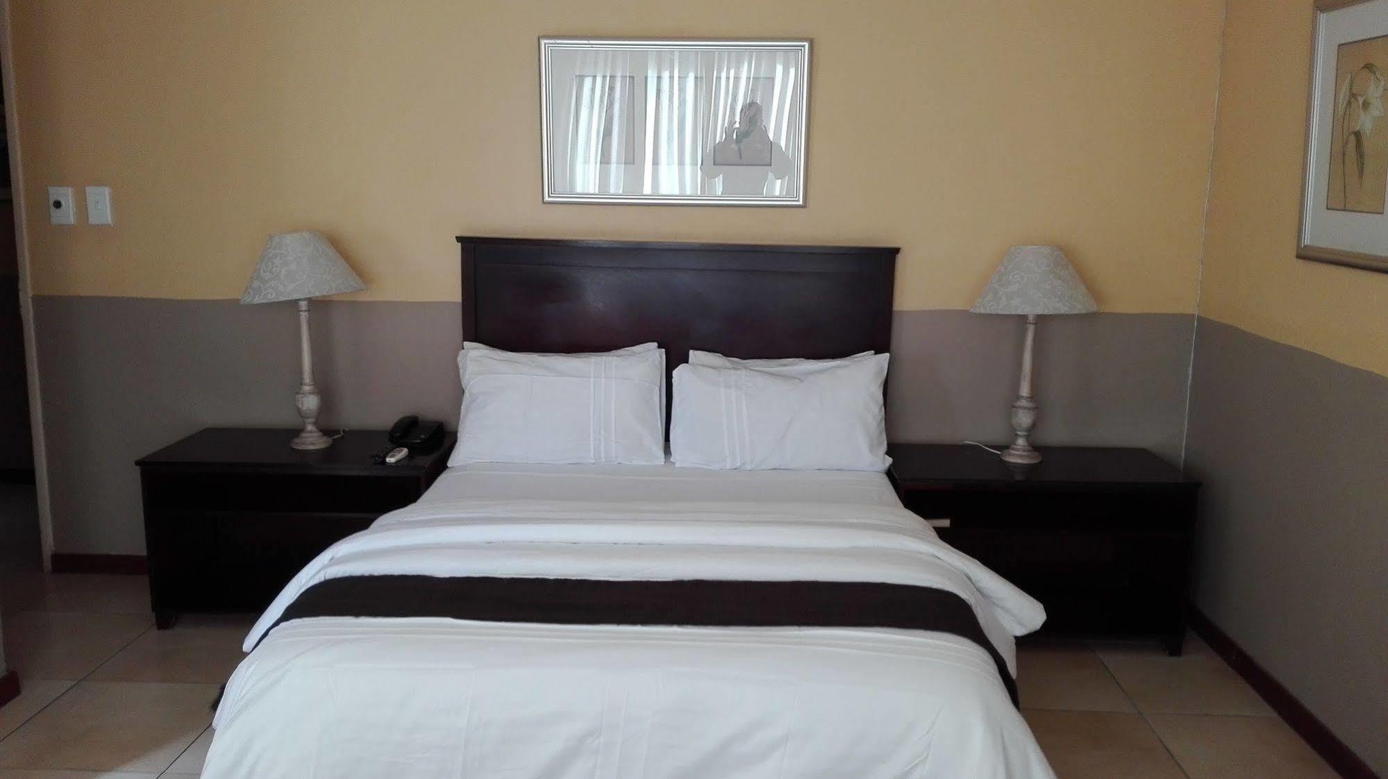 Villa Via Hotel Midrand Bagian luar foto