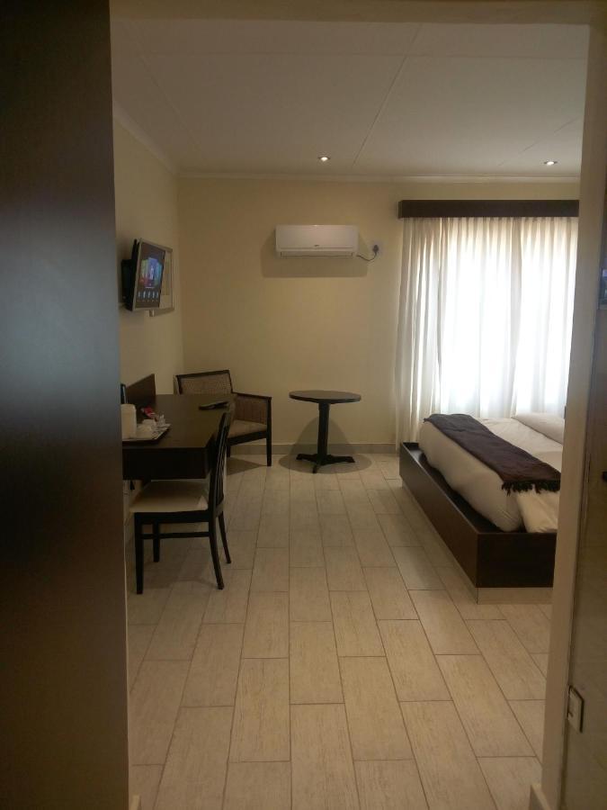 Villa Via Hotel Midrand Bagian luar foto