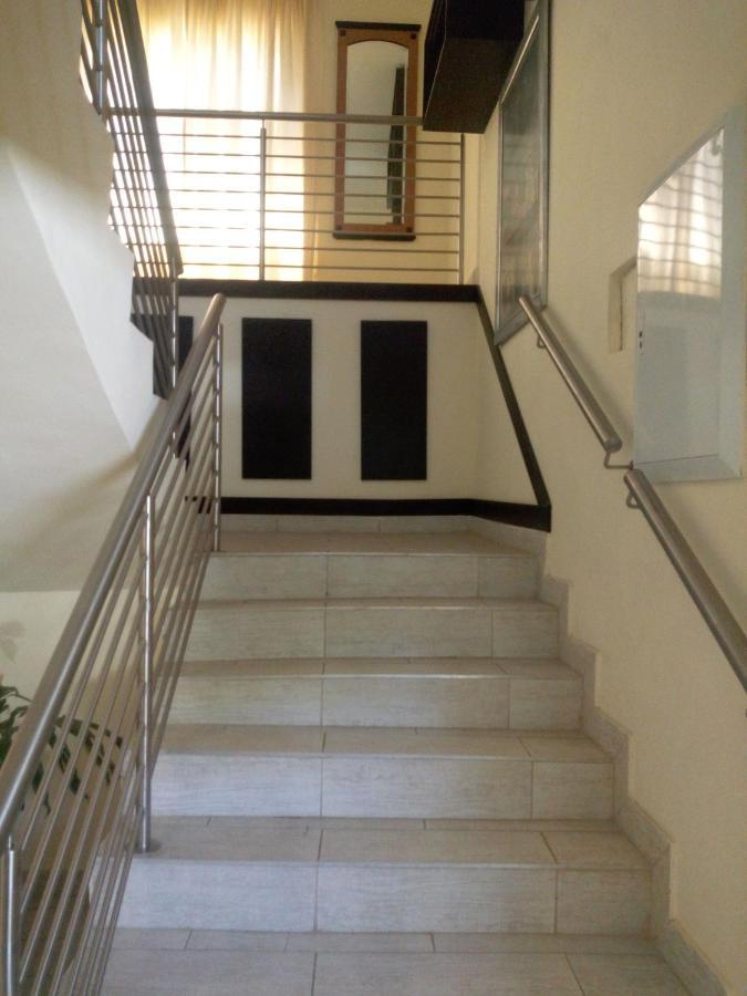 Villa Via Hotel Midrand Bagian luar foto