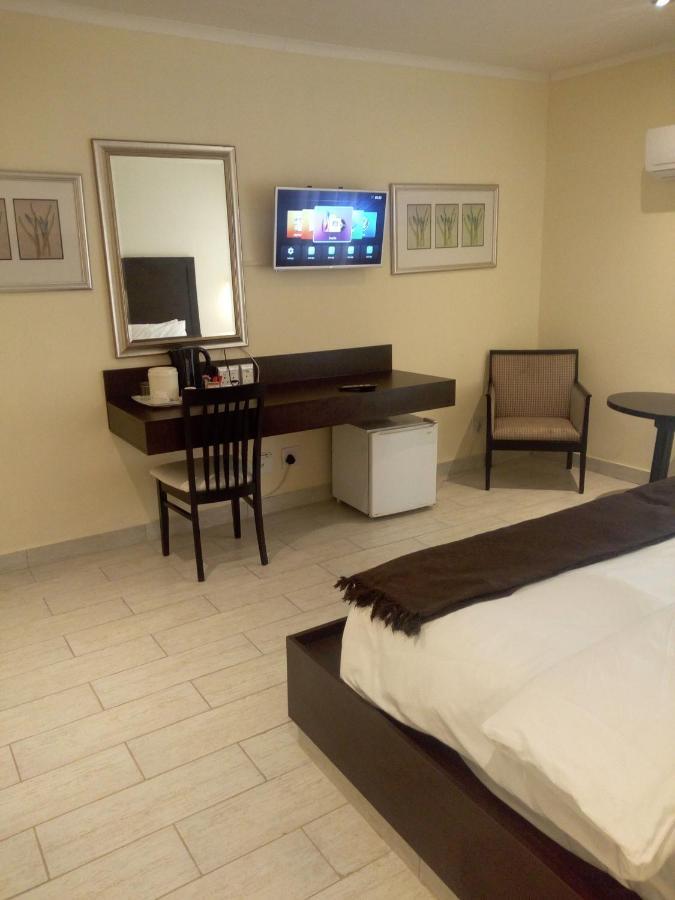 Villa Via Hotel Midrand Bagian luar foto