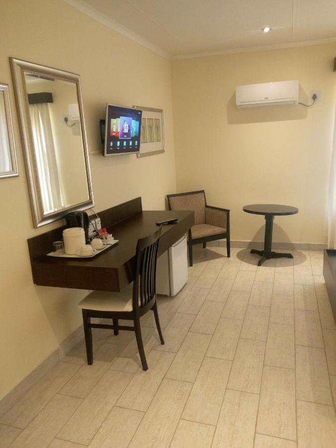 Villa Via Hotel Midrand Bagian luar foto